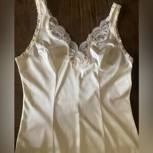 Vintage Leggs Ivory Slip with Lace trim Adjustable Straps Size 34 bust-READ